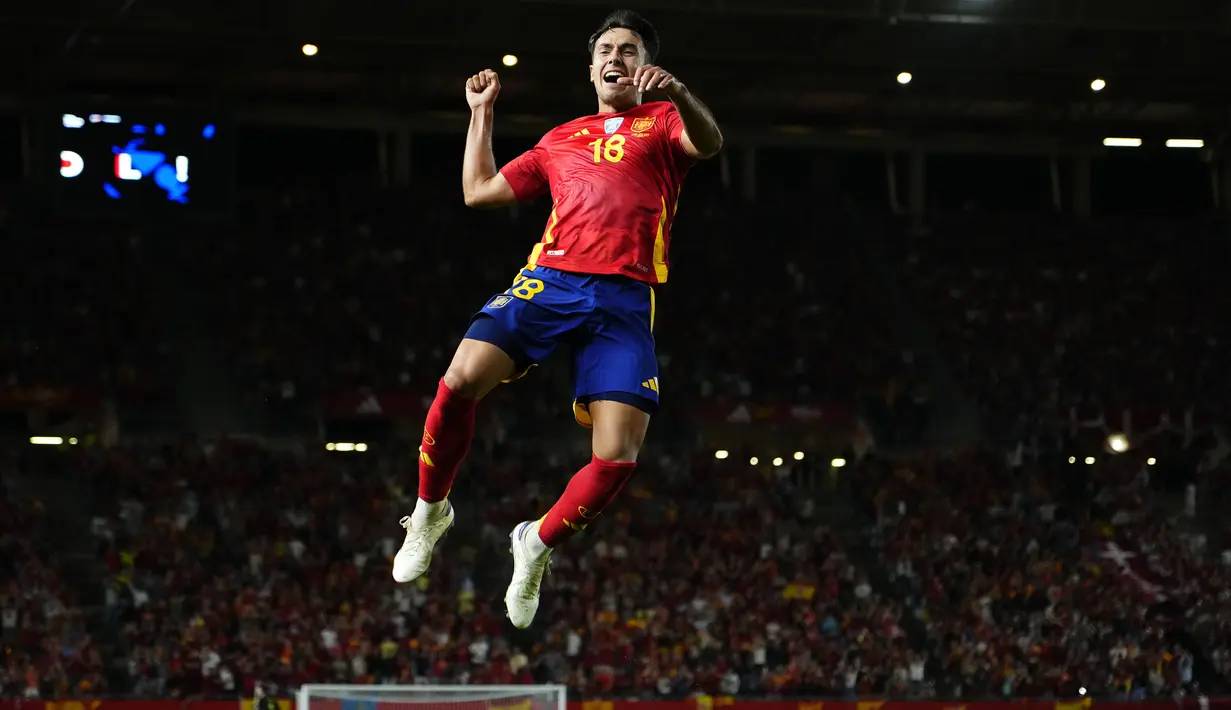 Pemain Spanyol, Martin Zubimendi melakukan selebrasi setelah mencetak gol kemenangan timnya ke gawang Denmark pada laga lanjutan UEFA Nations League di Nueva Condomina Stadium, Murcia, Spanyol, Minggu (13/10/2024) dini hari WIB. (AP Photo/Jose Breton)