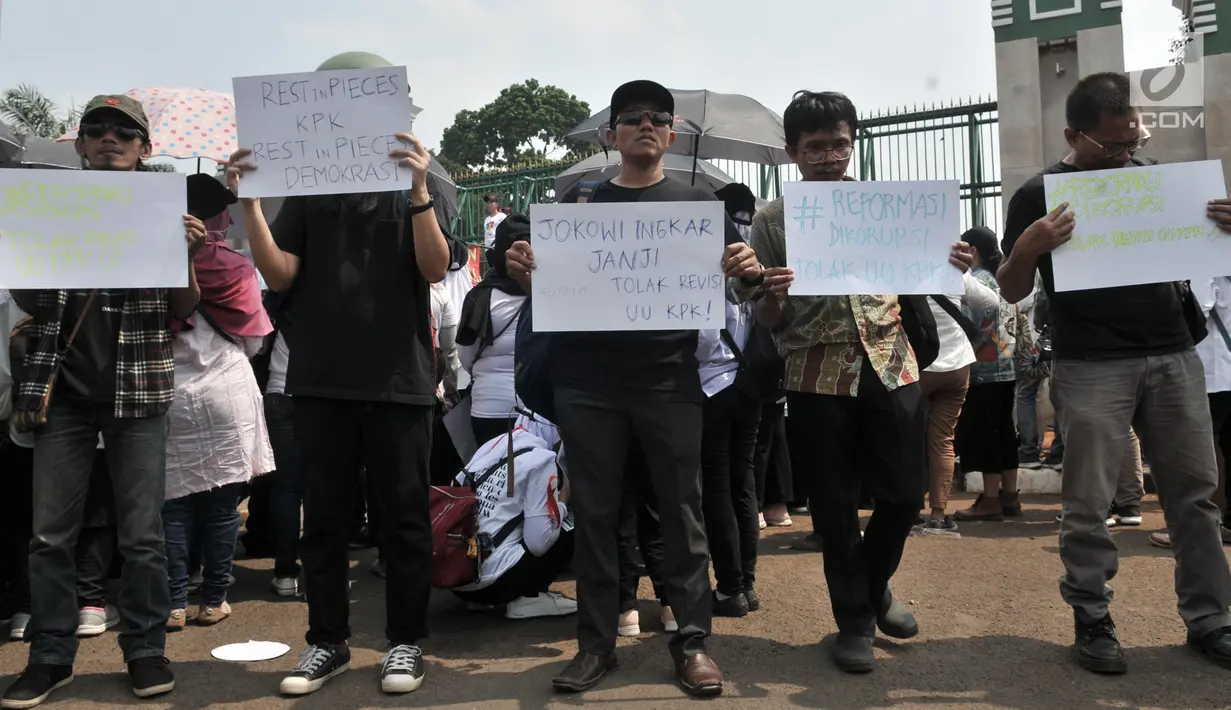 Massa yang tergabung dalam Koalisi Masyarakat Menyelamatkan KPK membentangkan poster saat menggelar aksi menolak UU KPK di depan Gedung DPR, Jakarta, Selasa (17/9/2019). Pengesahan UU KPK dinilai memperlemah pemberantasan korupsi. (merdeka.com/Iqbal S. Nugroho)