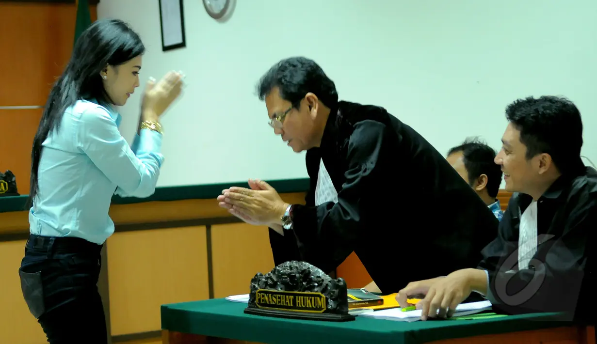 Intan Lestari bersalaman dengan penasehat hukumnya saat menghadiri sidang lanjutan di PN Jakarta Barat, Selasa (7/4/2015). Dalam kesaksiannya Intan mengaku trauma dengan penganiayaan yang dilakukan mantan pacarnya. (Liputan6.com/Faisal R Syam) 