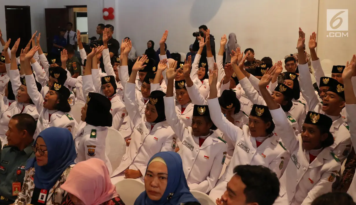 Paskibraka Nasional 2019 mendapatkan sharing materi terkait SDM unggul saat mengunjungi Museum Mandiri, Selasa (20/8/2019). Dalam kesempatan itu Bank Mandiri juga memberikan tabungan pelajar kepada anggota Paskibraka dan e-money edisi khusus Paskibraka Nasional 2019. (Liputan6.com/Angga Yuniar)