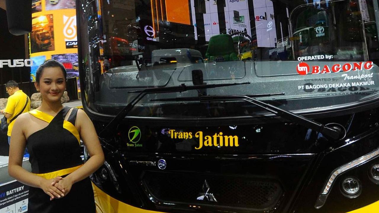 Tampak sebuah unit Trans Jatim yang merupakan Canter Bus hasil kolaborasi Mitsubishi Fuso dan PT Bagong.