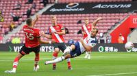 Harry Kane. Musim lalu ia menjadi pemain tertajam Liga Inggris dengan 23 gol. Catatan assistnya juga menjadikannya sebagai playmaker terbaik dengan membuat 14 assist. Empat assist dan 1 golnya mewarnai kemenangan 5-2 atas Southampton, 20 September 2020. (Foto: AFP/Pool/Justin Tallis)