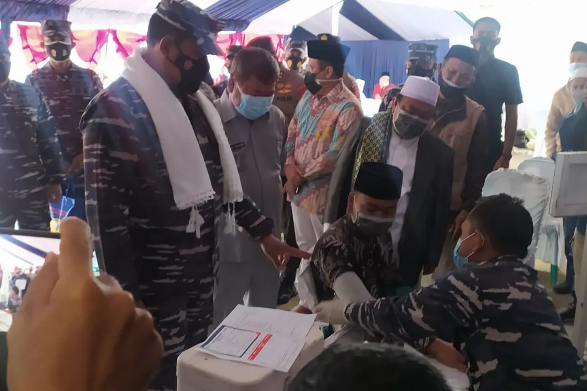 Kepala Staf Angkatan Laut (KASAL) Laksamana TNI Yudo Margono tengah mengawasi kegiatan serbuan vaksinasi TNI AL di Pondok Pesantren Ma'ruful Hidayah, Cigedug, Garut.