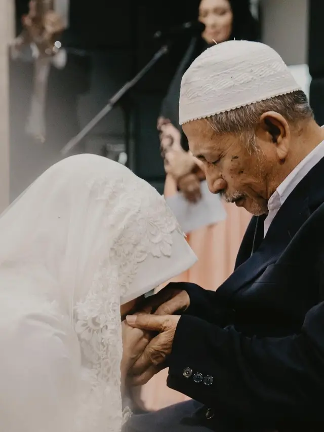 Meninggal Dunia, Ini 6 Potret Kenangan Ikke Nurjanah dan Sang Ayah