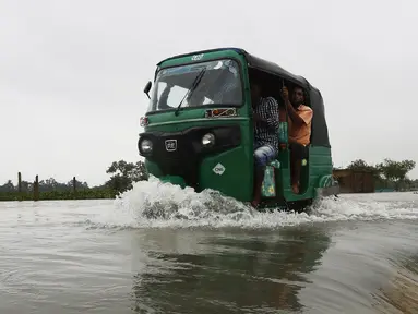 Kendaraan menerjang banjir yang merendam jalanan di Sunamganj, Bangladesh, Minggu (12/7/2020). Banjir di sejumlah wilayah Bangladesh telah memengaruhi kehidupan lebih dari 1,3 juta orang dan mengakibatkan puluhan ribu keluarga mengungsi. (Xinhua)
