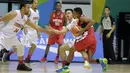 Pemain Timnas Basket Indonesia, Prastawa (tengah) gagal membendung laju pemain Timor Leste pada laga perdana test event Basketball Asian Games 2018 di Hall A Senayan, Jakarta, Rabu (7/2/2018).  Indonesia menang 135-30. (Bola.com/Nicklas Hanoatubun)