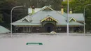 Sebuah bangunan dibanjiri air di ujung Jembatan Windsor di Windsor di pinggiran Sydney, Australia, Selasa (5/6/2022). Ratusan rumah terendam di dalam dan sekitar kota terbesar Australia itu dalam keadaan darurat banjir yang berdampak pada 50.000 orang, kata para pejabat. (AP Photo/Mark Baker)