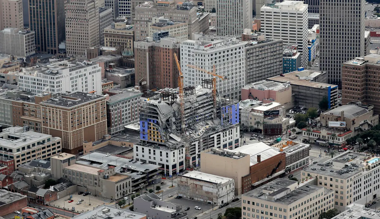 Gambar udara memperlihatkan bangunan Hard Rock Hotel yang tengah dibangun runtuh di pusat kota New Orleans, Sabtu (12/10/2019). Setidaknya satu orang tewas dan 18 lainnya terluka akibat insiden ini. (AP Photo/Gerald Herbert)