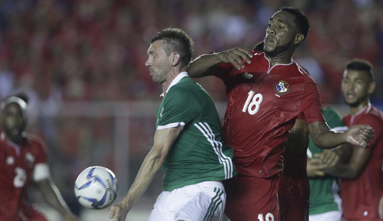 Duel pemain Irlandia Utara, Gareth McAuley (kiri) dan pemain Panama, Luis Tejada pada laga uji coba di Panama City, (29/5/2018). Panama dan Irlandia Utara bermain imbang 0-0. (AP/Arnulfo Franco)