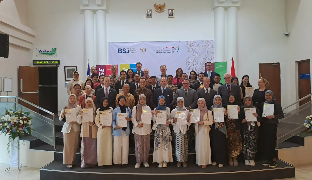Penghargaan bergengsi tersebut diberikan oleh Yang Mulia kepada 23 generasi muda Indonesia sebagai pengakuan atas prestasi luar biasa mereka pada acara Penghargaan Khusus di British School Jakarta, The Duke of Edinburgh's International Award. (Dok. British Embassy Jakarta)