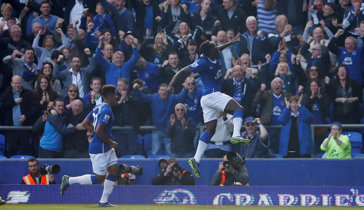 Pemain Everton Romelu Lukaku melakukan selebrasi usai mencetak gol ke gawang Liverpool  dalam lanjutan Liga Premier Inggris di Goodison Park, Minggu (04/10/2015). Liverpool dan Everton bermain imbang 1-1. (Action Images via Reuters / Lee Smith)