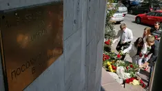 Sejumlah orang menaruh bunga di depan Kedutaan Besar Prancis di Kiev, Ukraina, (15/7). Karangan bunga tersebut untuk menghormati para korban teror Truk Maut saat perayaan hari Bastille di Nice. (REUTERS/Gleb Garanich)