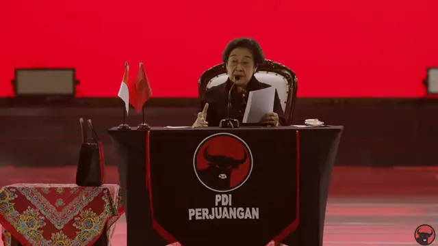 Ketua Umum PDIP Megawati Soekarnoputri menyampaikan pidato politik dalam pembukaan Rakernas ke-5 PDIP di Beach City International Stadium Ancol, Jakarta, pada Jumat (24/5/2024).