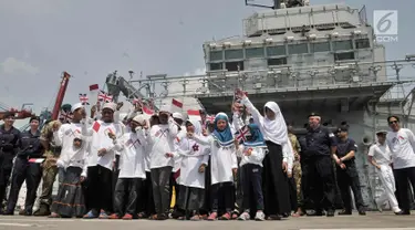 Anak-anak panti asuhan Nuruz Zahroh berada di kapal perang HMS Albion milik Inggris di Pelabuhan Tanjung Priok, Jakarta, Minggu (22/4). Dalam kunjungannya, anak-anak tersebut berkesempatan melihat bagian dalam kapal. (Merdeka.com/Iqbal S. Nugroho)