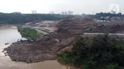 Foto udara memperlihatkan tumpukan sampah dari Tempat Pembuangan Akhir (TPA) Cipeucang masuk ke area Sungai Cisadane, Serpong, Tangerang Selatan, Rabu (3/6/2020). Sebelumnya, pada Jumat (22/5/) lalu turap yang menopang tumpukan sampah di TPA tersebut jebol. (Liputan6.com/Helmi Fithriansyah)