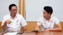 Presley Martono (kanan) berbincang dengan ayah sekaligus managernya, Perry Martono saat memberi keterangan terkait persiapan berlaga di ajang Eurocup Formula Renault 2.0 2017, Jakarta, Kamis (9/3). (Liputan6.com/Helmi Fithriansyah)