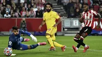 Penyerang Liverpool Mohamed Salah mencetak gol kedua untuk timnya ke gawang Brentford pada matchday keenam Liga Inggris di Brentford Community Stadium, Sabtu (25/9/2021). Liverpool ditahan imbang 3-3 oleh tuan rumah Brentford. (AP Photo/Rui Vieira)