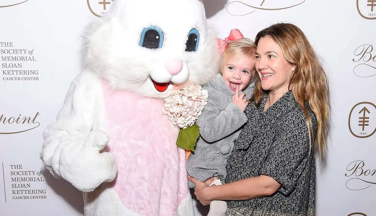 Drew Barrymore berpose gemas dengan sang buah hati bersama boneka kelinci super besar. Ia mengenakan blouse kemeja hitam bermotif abstrak, sedangkan sang buah hati mengenakan wool coat abu-abu dengan legging putih, tampil manis dengan pita merah muda di rambutnya. Foto: Instagram.