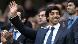 Suksesnya Manchetser City dalam menembus papan atas Liga Inggris tak lepas dari pengaruh finansial pemiliknya, Sheikh Mansour. Keluarga Kerajaan UAE ini mulai mengakui Man City sejak 2008 silam. Ia juga mampu menggelontorkan banyak dana untuk meningkatkan level The Citizen. (AFP/Andrew Yates)
