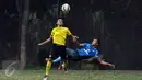 Pemain Pelita Bandung Raya (kanan) berebut bola dengan pemain Villa 2000 saat laga uji coba di Lapangan ISCI, Ciputat, Tangerang, Kamis (5/11/2015). Laga ini persiapan PBR menghadapi turnamen Piala Jenderal Sudirman. (Liputan6.com/Helmi Fithriansyah) 