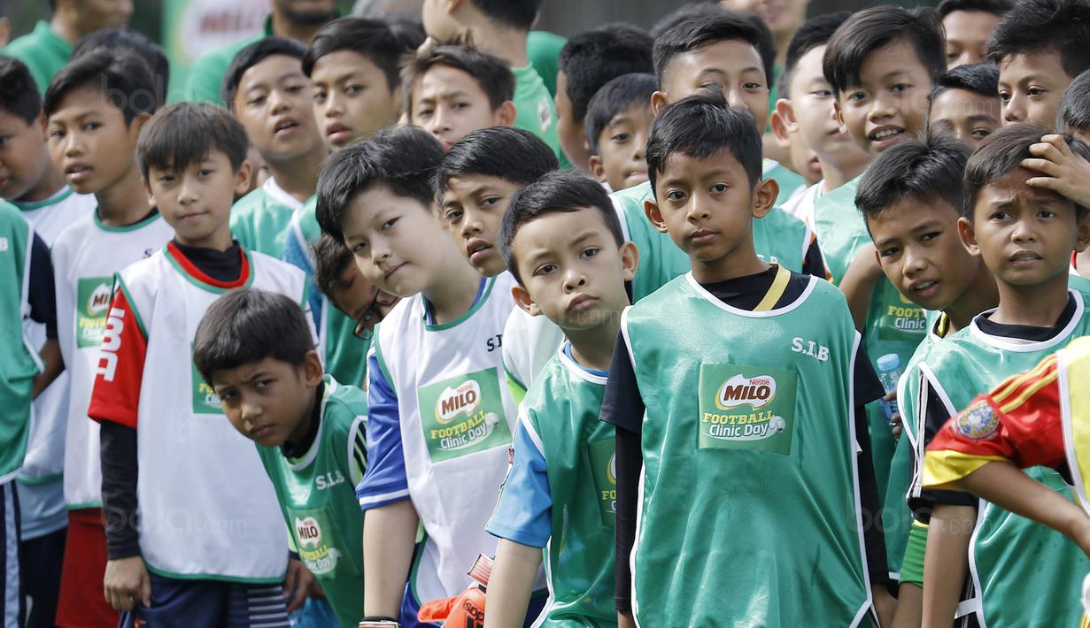 Sejumlah anak mengikuti pelatihan sepak bola bertajuk MILO Football Clinic Day di Lapangan Simprug, Jakarta, Sabtu (16/12/2017). Sebanyak 500 anak mendapatkan pelatihan dasar teknik sepak bola dari pelatih berpengalaman. (Bola.com/M Iqbal Ichsan)