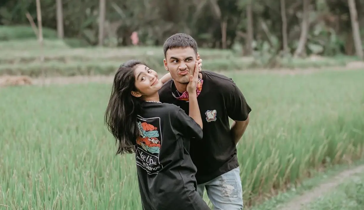 Belakangan, Debi Sagita pun dikabarkan dekat dengan selebgram yang bernama Marco Ivanos. Ia merupakan putra dari aktor Fendy Pradana dan sepupu dari Raisa. Karena jadi pasangan kekasih, hubungan keduanya pun jadi sorotan. (Liputan6.com/IG/@debisagita)