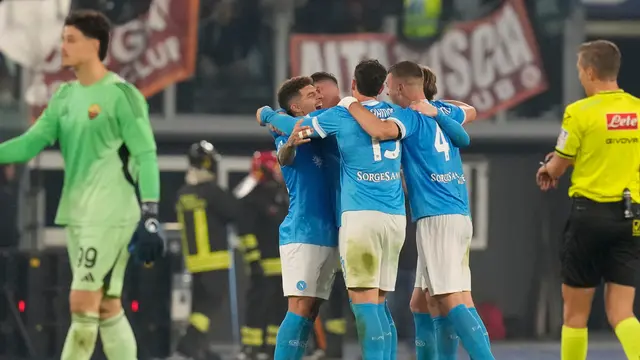 Para pemain Napoli merayakan hasil pertandingan Serie A melawan Roma