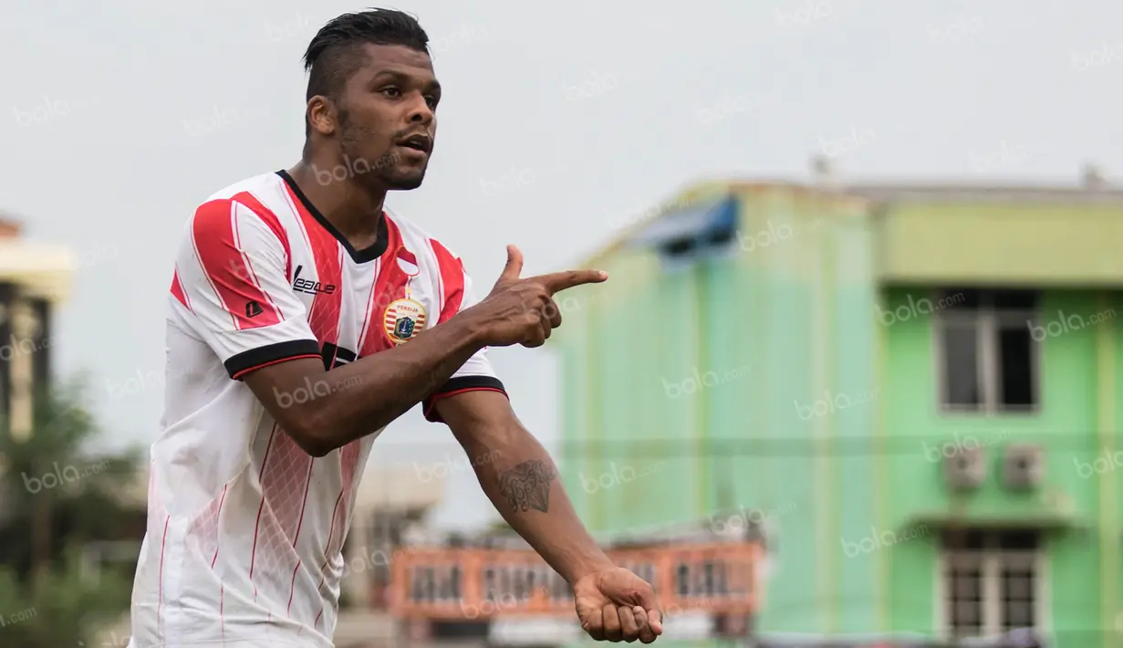 Striker Persija, Patrick da Silva, merayakan gol yang dicetaknya ke gawang Barito Putera pada laga ujicoba di Stadion Bea Cukai, Jakarta, Selasa (5/4/2016). Kedua tim bermain imbang 2-2. (Bola.com/Vitalis Yogi Trisna)