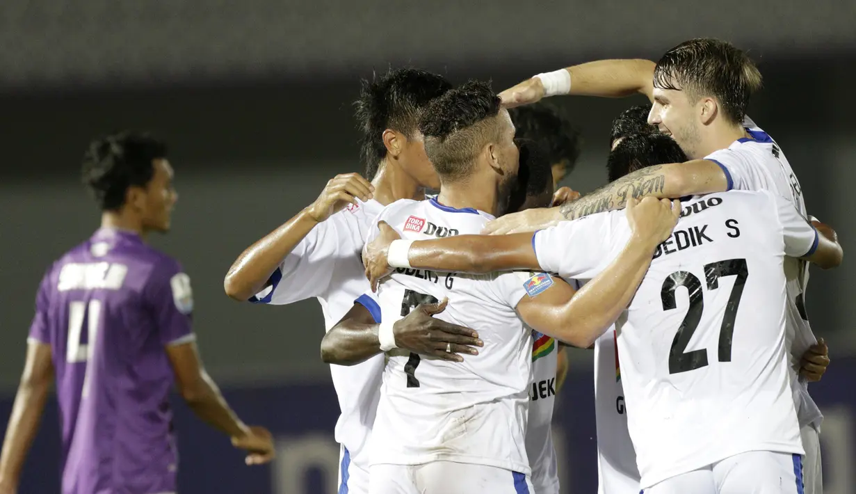 Pemain Arema FC merayakan gol yang dicetak Makan Konate ke gawang Persita Tangerang pada laga Piala Indonesia 2019 di Stadion Sport Center Kelapa Dua, Tangerang, Minggu (3/2). Arema FC menang 3-0 atas Persita. (Bola.com/M Iqbal Ichsan)