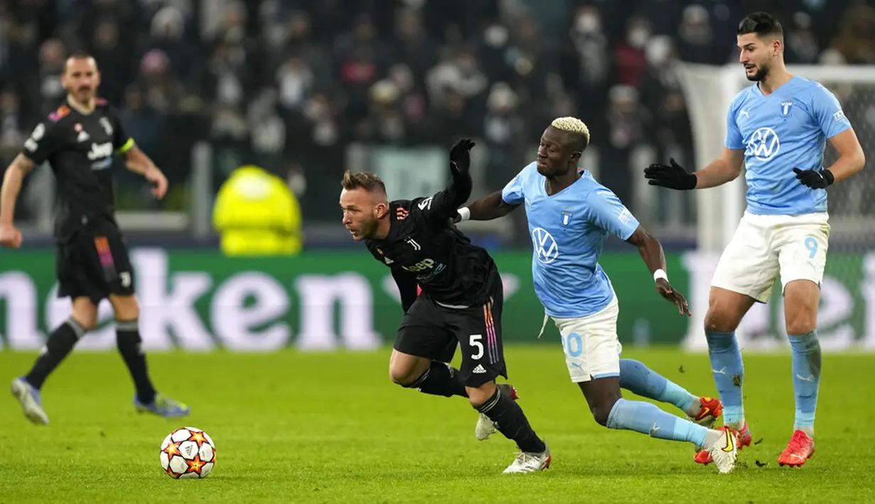 Pemain Juventus Arthur (tengah kiri) berebut bola dengan pemain Malmo Bonke Innocent (tengah kanan) pada pertandingan sepak bola Grup H Liga Champions di Allianz Stadium, Turin, Italia, 8 Desember 2021. Juventus menang 1-0. (AP Photo/Antonio Calanni)