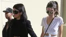 Kendall Jenner tampak digandeng sang adik, Kylie Jenner yang datang bersama sang pacar, Tyga ketika menghadiri pesta kejutan ulang tahun Kim Kardashian yang ke-35 di Cinepolis, Thousand Oaks , California, Rabu (21/10). (dailymail)