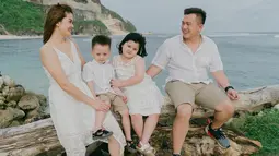 Meski sudah vakum dari dunia hiburan, Vani Lauw masih aktif di media sosial. Ia kerap membagikan momen bersama keluarganya di Instagram. Dari pernikahannya dengan Hadi Kurniawan, Vani Lauw telah dikaruniai dua orang anak bernama Hillary Estelle Ang dan Hiro Richavano Ang.(Liputan6.com /IG/vanila_79)