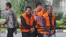 Walikota Pasuruan Setiyono, Plt PUPR Pakpak Bharat David Anderson Karosekali, PPK SPAM Toba 1 Donny Sofyan Arifin dan PPK SPAM Lampung, Anggiat Partunggul Nahot Simaremare tiba di gedung KPK, Jakarta, Rabu (16/1). (Merdeka.com/Dwi Narwoko)