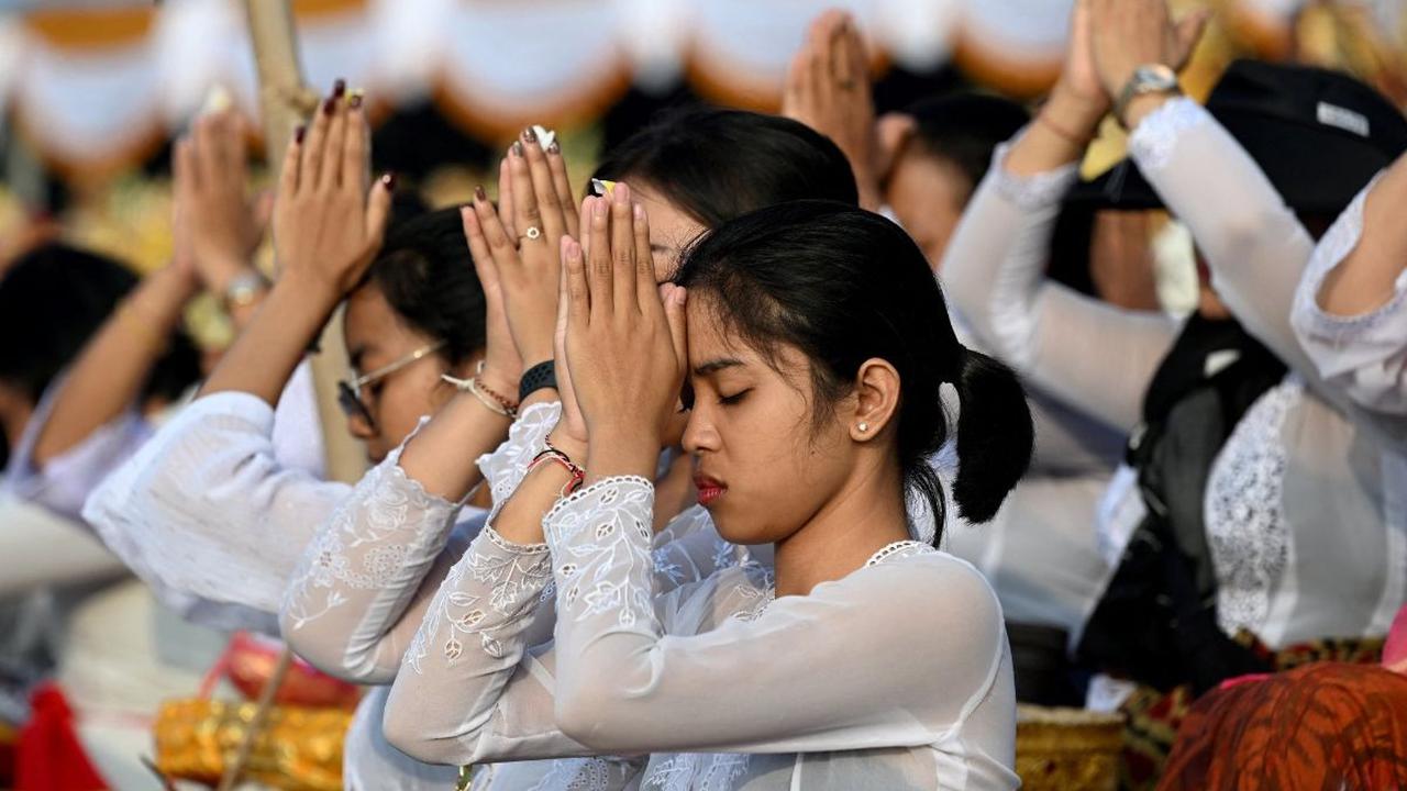 Sejumlah umat Hindu Bali memanjatkan doa saat menjalankan upacara Melasti di sebuah pantai di Denpasar, Bali, Jumat (8/3/2024).&nbsp;