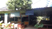 SMP 182 Jakarta masih menutup aktivitas kantin meski telah menggelar pembelajaran tatap muka (PTM) dengan kapasitas siswa 100 persen mulai hari ini, Senin (3/1/2022). (Liputan6.com/Muhammad Radityo Priyasmoro)