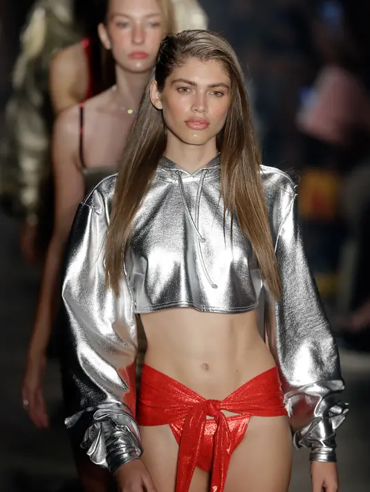 Model berjalan di atas catwalk membawakan busana pakaian renang karya Amir Slama dalam Sao Paulo Fashion Week di Brasil, (16/3). Perancang busana asal Brasil ini menampilkan kreasi pakaian renang yang berkilau dan seksi. (AP Photo / Andre Penner)