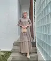 Gamis kombinasi kain brokat, satin, dan tulle di bagian bawah ini terlihat trendy. (Instagram/vinamulina).