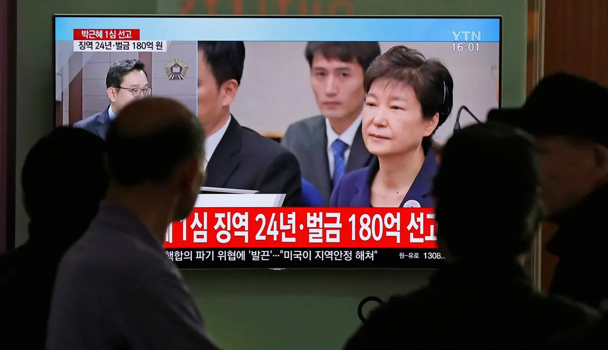 Warga menonton layar TV yang menyiarkan berita mantan presiden Korea Selatan Park Geun-hye, Seoul, Korea Selatan, Jumat (6/4). Park dituduh menekan pengusaha dan konglomerat untuk memberi uang sebagai imbalan atas bantuan politik. (AP Photo/Lee Jin-man)