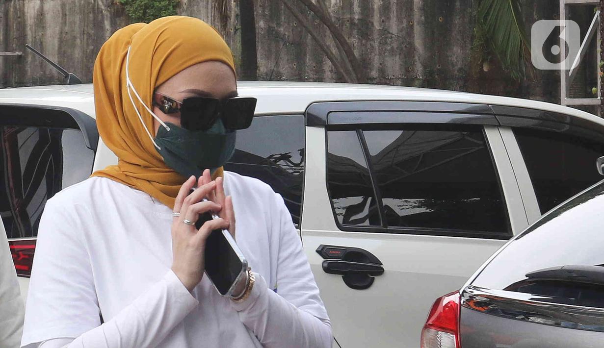Nathalie Holscher saat tiba di kantor Ekomando Artist Management, Jakarta Timur, Senin (25/7/2022). Di tengah prahara rumah tangganya dengan komedian Sule, Nathalie Holscher resmi bergabung dengan Ekomando Management Artist yang berada dibawah naungan Eko Patrio per 21 Juli lalu. (Liputan6.com/Herman Zakharia)