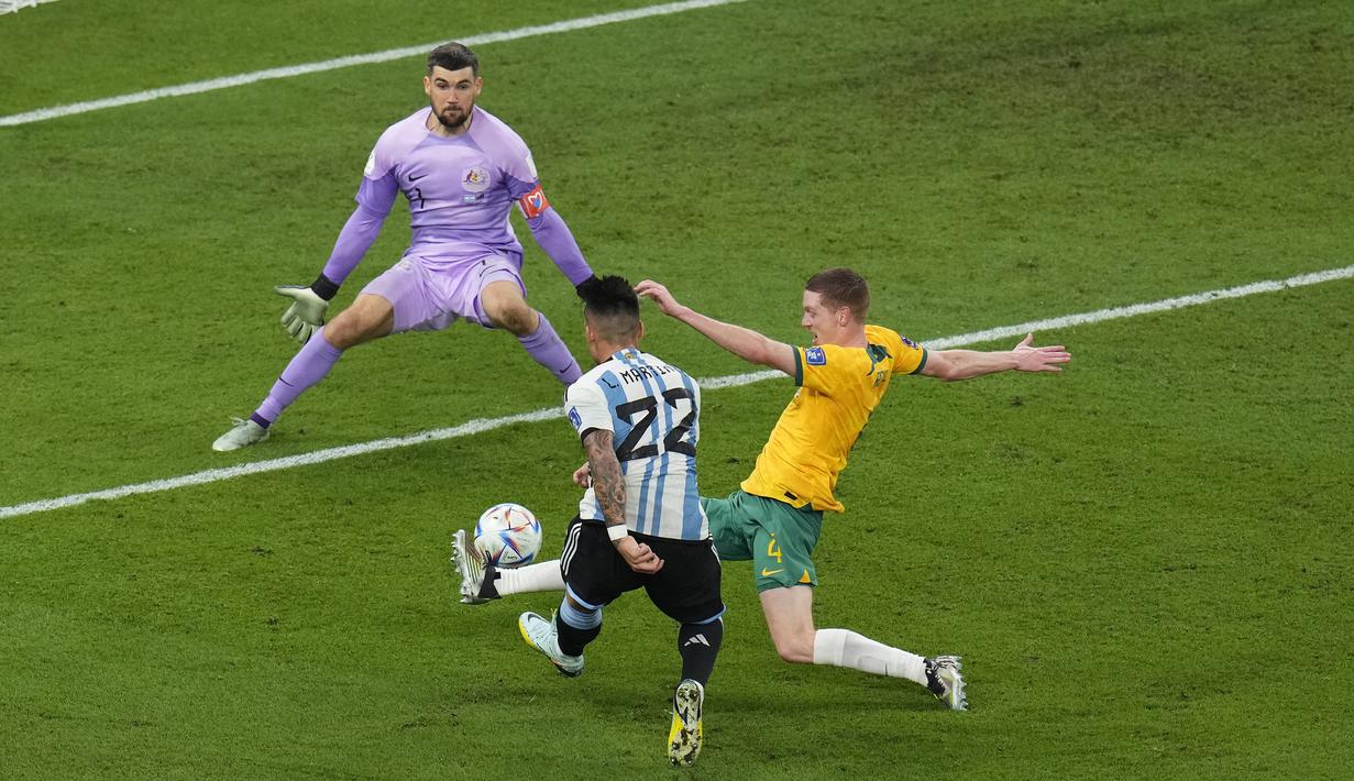 Argentina juga mempunyai peluang untuk menambah gol pada menit ke-88. Sayang, tembakannya masih melebar dari gawang Australia meski memiliki ruang tembak yang ideal. (AP/Manu Fernandez)