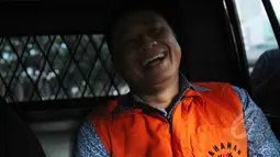 Muhammad Bihar Sakti Wibowo menaiki mobil tahanan usai menjalani pemeriksaan di KPK, Jakarta, Jumat, (24/4/2015). KPK menahan Sherman karena terlibat kasus kasus ke Badan Pengawas Perdagangan Berjangka Komoditi. (Liputan6.com/Helmi Afandi)