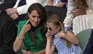 Kate Middleton duduk bersebelahan dengan Putri Charlotte saat menyaksikan pertandingan tenis final Wimbledon, Minggu, 16 Juli 2023. (dok. AP Photo/Alastair Grant)