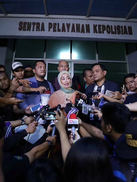 Pada saat melaporkan Reza Artamevia, kali ini berpenampilan berbeda. Kalau sebelumnya ia terlihat trendi, sedangkan kali ini, ia terlihat dengan mengenakan gamis dan pashmina, sebagai kerudungnya. (Nurwahyunan/Bintang.com)