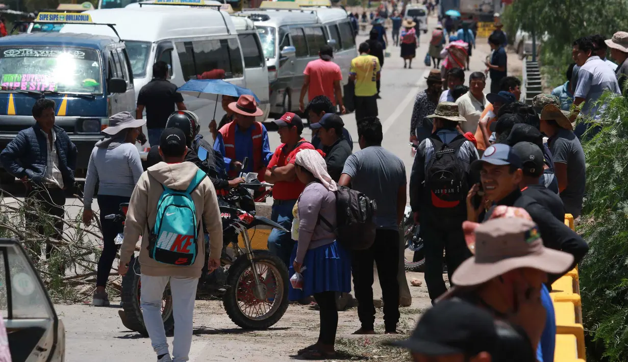 Blokade jalan telah berlangsung hampir sepekan, dikabarkan dua warga sipil tewas dan 11 polisi terluka. (FERNANDO CARTAGENA/AFP)