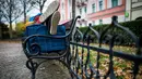 Aktivis berbaring di bangku di pusat kota Bratislava, 8 November 2018. Aksi itu untuk menunjukkan solidaritas kepada tunawisma di Hungaria yang dilarang tidur di tempat-tempat umum setelah diberlakukannya undang-undang tunawisma. (VLADIMIR SIMICEK/AFP)