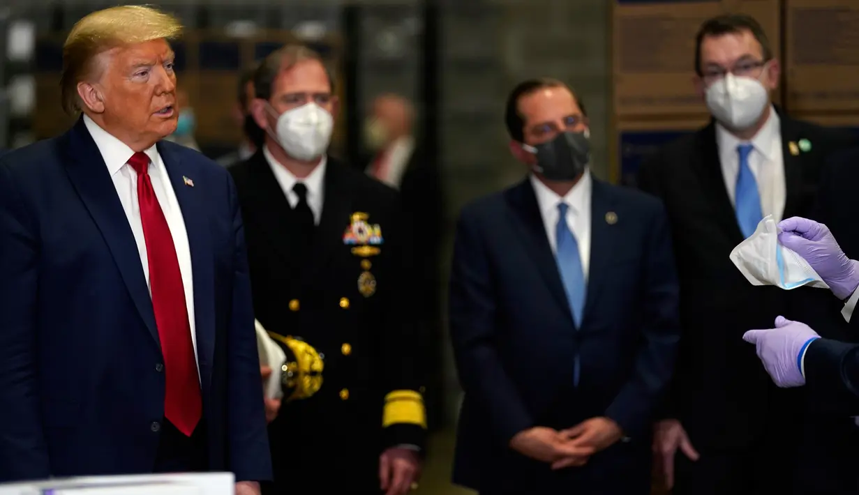 Presiden AS Donald Trump melakukan kunjungan kerja ke sebuah perusahaan pemasok peralatan medis, Owens & Minor Inc., di Allentown, Pennsylvania, Kamis (14/5/2020). Penampilan Trump saat melakukan kunjungan tanpa mengenakan masker menjadi sorotan di tengah pandemi Covid-19. (AP Photo/Evan Vucci)