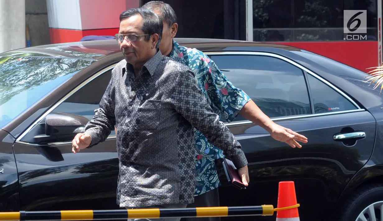 Pakar hukum dan tata negara, Mahfud MD meninggalkan gedung KPK seusai menemui pimpinan lembaga antisurah itu, Jakarta, Rabu (27/2). Mahfud Md menemui pimpinan KPK untuk berdiskusi tentang tindak pidana korupsi dan pencegahannya. (Merdeka.com/Dwi Narwoko)
