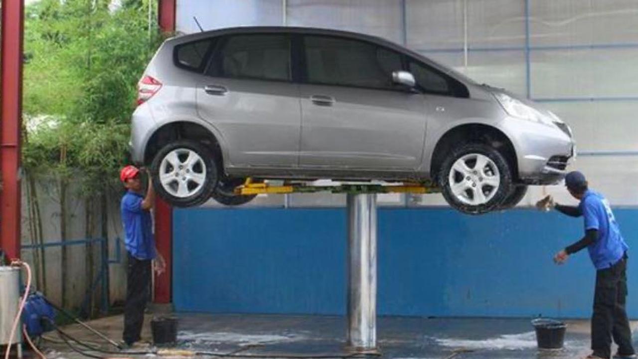 Ilustra mencuci mobil (roboticcarwash.com)