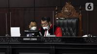 Ketua Majelis Hakim Mahkamah Konstitusi (MK) Anwar Usman membacakan putusan saat sidang uji materi Undang-Undang Nomor 35 Tahun 2009 tentang Narkotika terhadap UUD 1945 atau legalisasi ganja untuk medis di Gedung Mahkamah Konstitusi, Jakarta, Rabu (20/7/2022). MK menyatakan ganja medis tetap tidak boleh digunakan untuk alasan kesehatan. (Liputan6.com/Faizal Fanani)