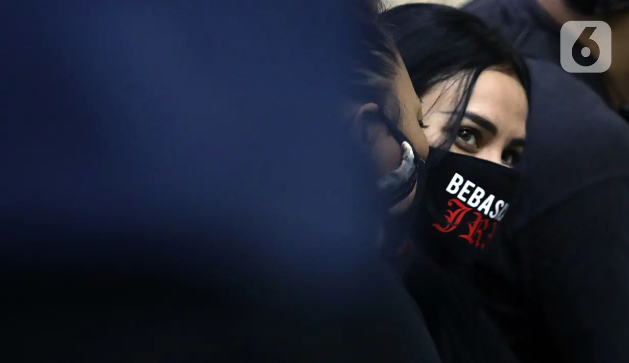 Nora Alexandra saat menghadiri sidang pembacaan putusan atas kasus dugaan pengancaman terhadap pegiat media sosial Adam Deni dengan terdakwa musisi I Gede Ari Astina alias Jerinx di Pengadilan Negeri (PN) Jakarta Pusat, Kamis (24/2/2022). (Liputan6.com/Helmi Fithriansyah)